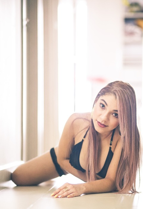 Gambar header OnlyFans amber-white