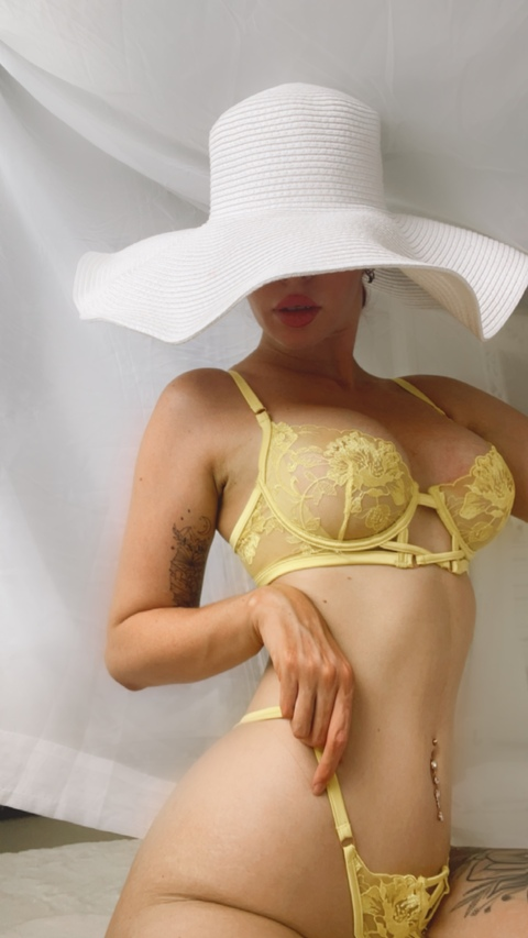 OnlyFans हेडर तस्वीर arianacarter