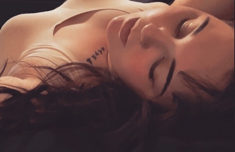 OnlyFans üst resmi baby_hazel34