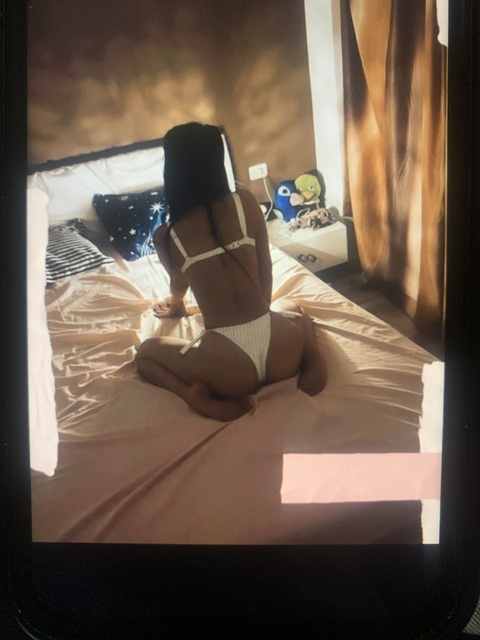 OnlyFans header picture babymoni4
