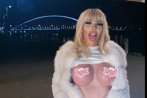 OnlyFans 헤더 사진 bratzdoll_brno