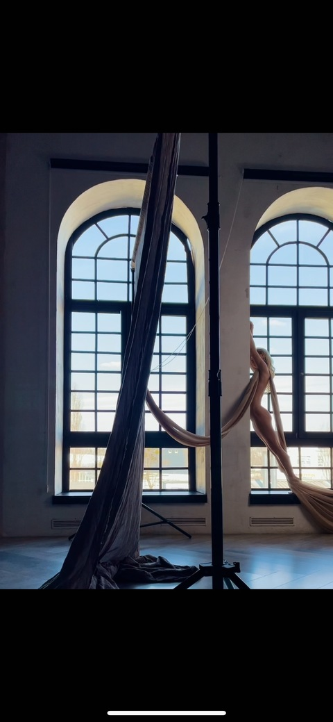 OnlyFans header picture darina.litvinova