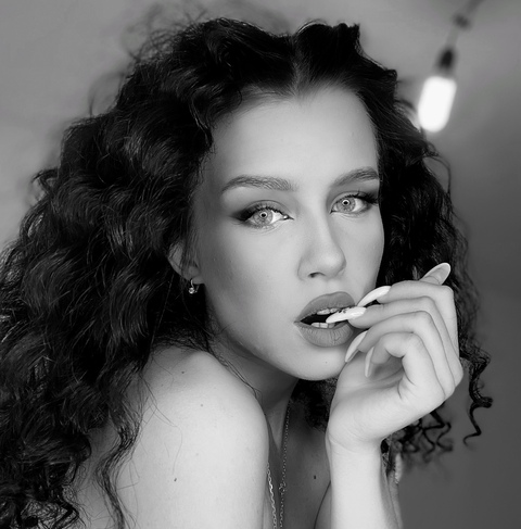 OnlyFansヘッダー写真 devochka_s_severa