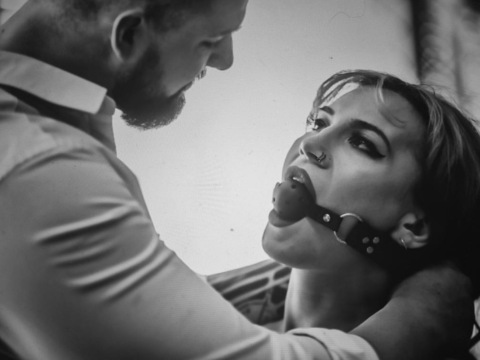 Снимка на заглавие на OnlyFans eatingoutshortiiifree