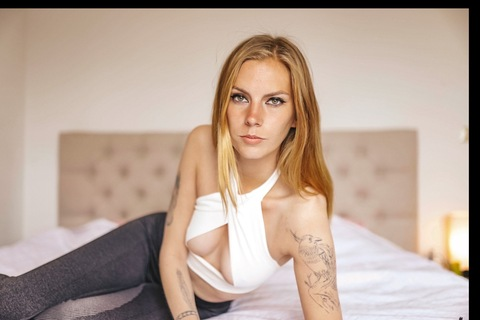 OnlyFansヘッダー写真 emmilysophia