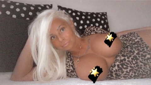 OnlyFans 헤더 사진 grande_suzi