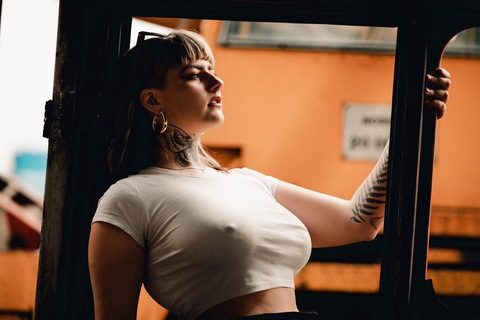 OnlyFans üst resmi lindolinaaa