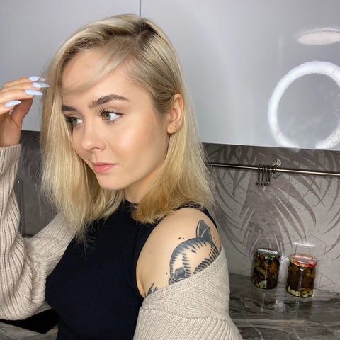 OnlyFans 헤더 사진 lovevivienne