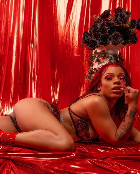 Gambar header OnlyFans lulmamanai