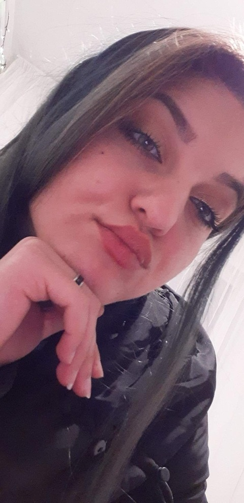 OnlyFans üst resmi madalina.elena