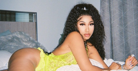 Gambar header OnlyFans madgalkris