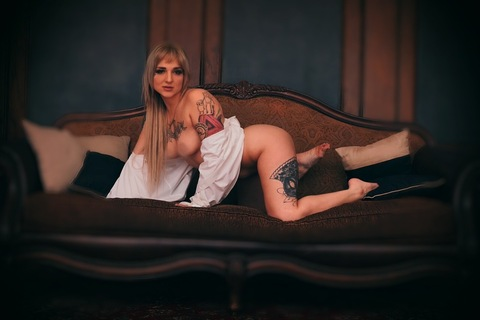 OnlyFansヘッダー写真 mariahthebrat