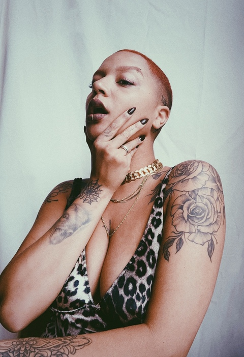 OnlyFans 헤더 사진 milaxvanillaa