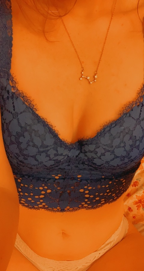 Gambar header OnlyFans moodymel