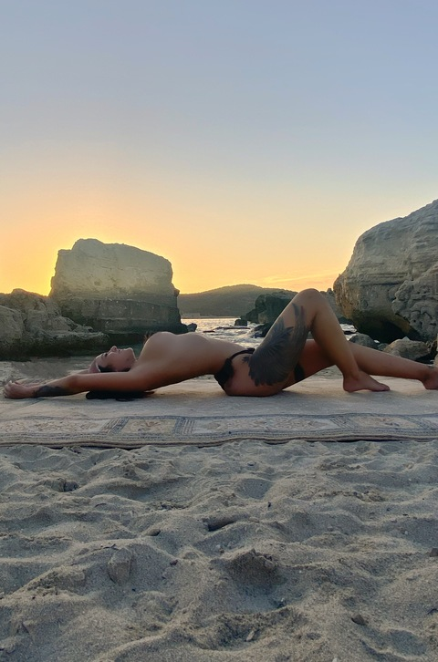 OnlyFans header picture onlyvoyeuse.ink