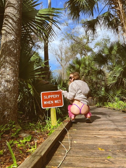 OnlyFans üst resmi petite_bl0ndei