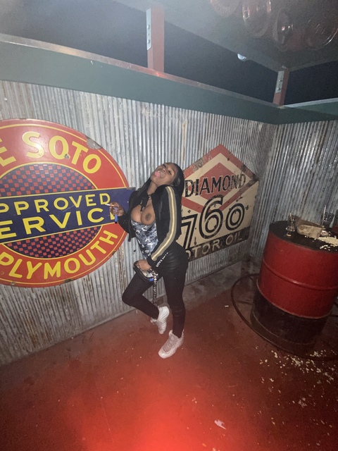 OnlyFans हेडर तस्वीर scandaloustheslut