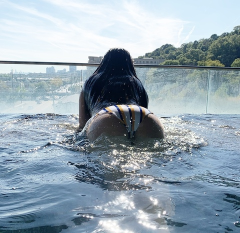 OnlyFans 헤더 사진 stephlxo