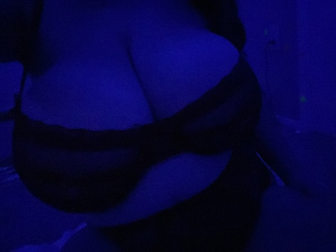 OnlyFans 헤더 사진 theariannaperez