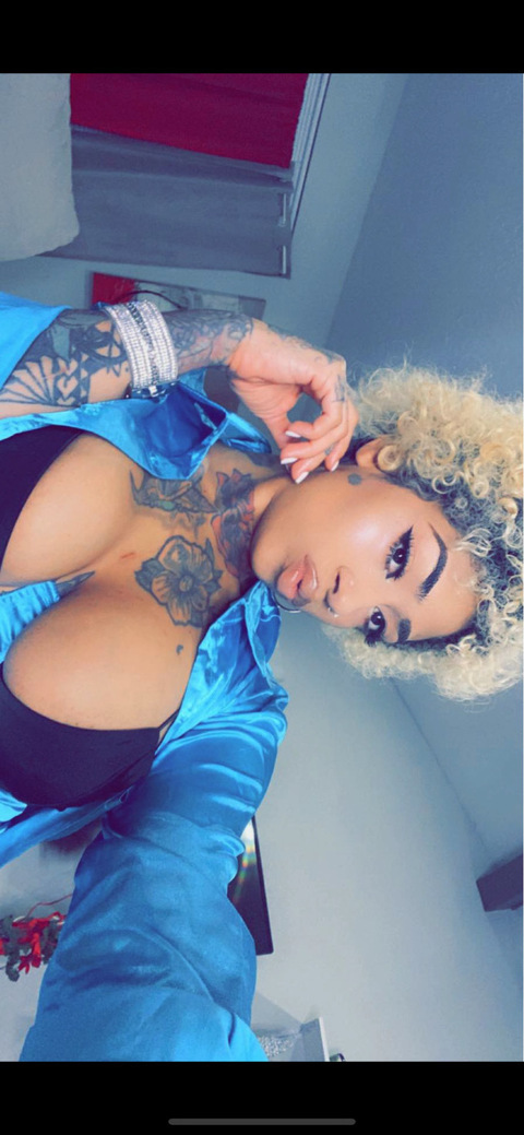 OnlyFans हेडर तस्वीर zakeaquafina